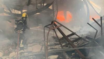 اخماد حريق شب داخل مصنع اسمنت طرة بكورنيش المعادي