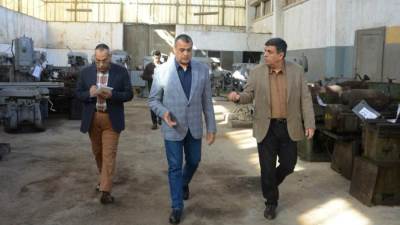 "وزير الإنتاج الحربي" يتابع انتظام سير العمل في "قها للصناعات الكيماوية"