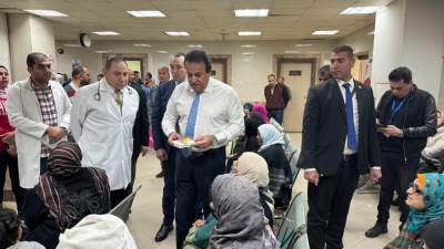 وزير الصحة يتفقد مستشفى العجوزة ويستمع لآراء المواطنين حول مستوى الخدمة