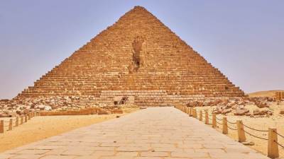 وزير السياحة يتسلم تقرير اللجنة العلمية العليا المشكلة لمراجعة مشروع الترميم المعماري لهرم منكاورع