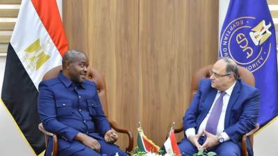 رئيس هيئة الدواء يبحث مع سفير جنوب أفريقيا التعاون بين البلدين في مجال الصناعات الدوائية