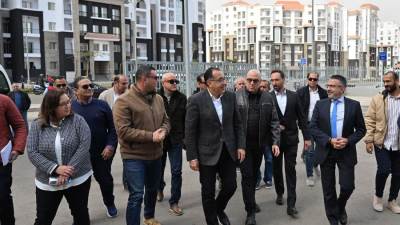 مدبولي يتابع موقف الوحدات المخصصة بالحى السكنى الثالث R3 للموظفين المنتقلين للعاصمة