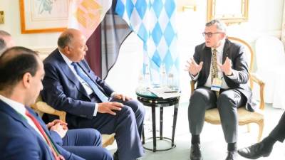 شكري يلتقي بوزير الدولة ورئيس ديوان مستشارية ولاية بافاريا الألمانية