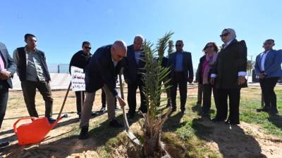 وزير الإسكان ومحافظ الوادى الجديد يتفقدان حديقة 30 يونيو الترفيهية بمدينة الخارجة