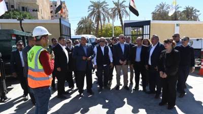 وزير الإسكان ومحافظ الوادى الجديد يتفقدان محطة مياه 30 يونيو بطاقة 4800 م3 يومياً