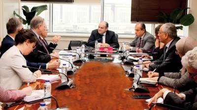 وزير التجارة يستعرض مع مدير عام إدارة الضرائب والجمارك مستجدات آلية تعديل الحدود الكربونية CBAM   