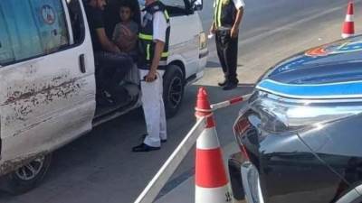 الأمن يوقف سيارة أثناء تواجد شخص أعلى سقفها حامل سلاح