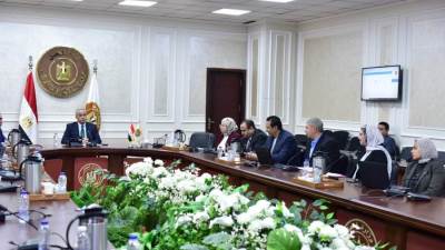 وزير العمل يلتقى الإدارة المختصة بالتحول الرقمي