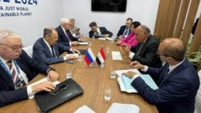 وزير الخارجية يلتقى لافروف على هامش اجتماع وزراء خارجية "العشرين" بالبرازيل