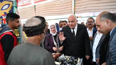 محافظ قنا يطلق إشارة بدء معارض "أهلا رمضان" لتخفيف الأعباء