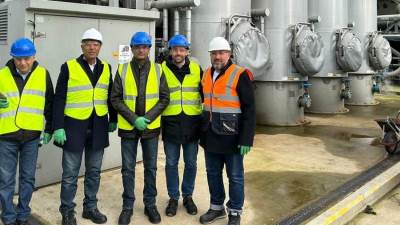 نائب وزير الإسكان ورئيس "الجهاز التنفيذي للمياه” يتفقدان محطتي معالجة الصرف الصحي والحماة المتطورة في لندن