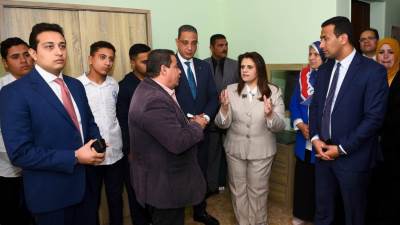 السفيرة سها جندي تجري حوارا مع طلاب المدرسة وتعرب عن فخرها بهم