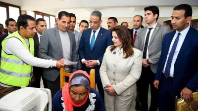 وزيرة الهجرة تتفقد القافلة الطبية لمؤسسة صناع الخير في قرية دمو 