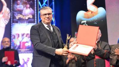 مهرجان المركز الكاثوليكي يكرم الإعلامي عمرو الليثي ويهديه جائزة التميز