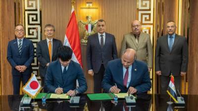 " وزير الدولة للإنتاج الحربى " يشهد توقيع عقد تصنيع مشترك بين "حلوان للآجهزة المعدنية " و " شركة ميزوها اليابانية " 