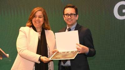 رئيس "صندوق الإسكان الاجتماعى" تُسَلِمُ جوائز مسابقة تصميم "الإسكان الأخضر" للفائزين