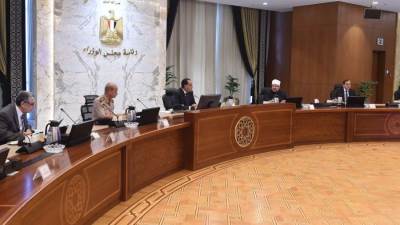 رئيس الوزراء يوجه بخطة إفراج تدريجى عن السلع الموجودة بالجمارك