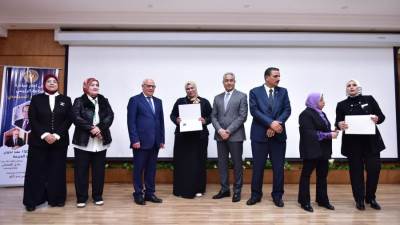 وزير العمل ومحافظ بورسعيد يُسلّمان عقود عمل لذوى همم.. وشهادات إتمام التدريب المهنى لخريجين جُدد