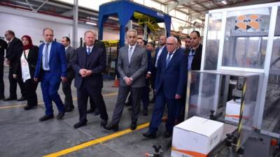 وزير العمل يتفقد شركة كابسي للدهانات بمحافظة بورسعيد ويحث العمال على المزيد من الإنتاج