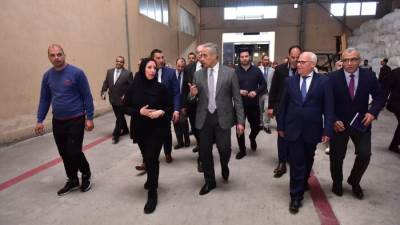 وزير العمل يختتم جولته في بورسعيد بزيارة مصنع "ستايلر" لصناعة البطاطين والسجاد والملابس