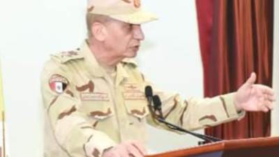 وزير الدفاع والإنتاج الحربي يلتقي عددًا من مقاتلي المنطقة المركزية العسكرية