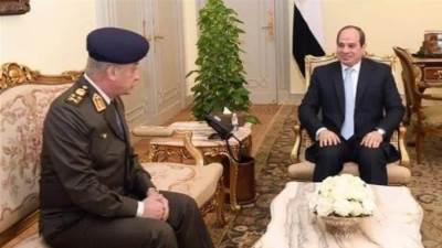 الرئيس السيسى يجتمع بوزير الدفاع ورئيس أركان حرب القوات المسلحة وعدد من القادة