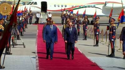 الرئيس السيسى يستقبل رئيس مجلس السيادة السودانى لدى وصوله القاهرة