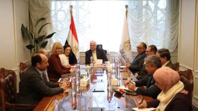 وزير التعليم العالي يُناقش مع وفد "الكلية الملكية البريطانية" التعاون فى مجال صحة المرأة