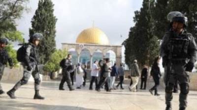 قوات الاحتلال تتعدى على المصلين عند باب الأسباط وتمنعهم من الوصول للأقصى
