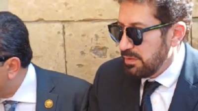 الحزن يسيطر على هانى رمزى أثناء تشييع جثمان عمه