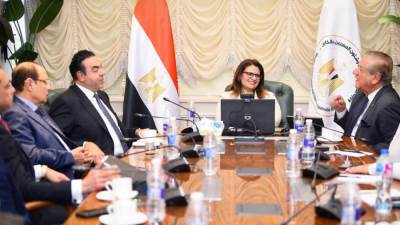 وزيرة الهجرة تعقد اجتماعا مع المجموعة المؤسسة للشركة الاستثمارية للمصريين بالخارج