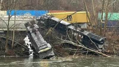 خروج قطار عن مساره فى ولاية بنسلفانيا الأمريكية وسقوط بعض عرباته بنهر ليهاى