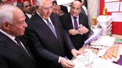 وزير الزراعة السلع متوافرة والاسعار تتجه للانخفاض بفضل جهود الدولة في ضبط الأسواق 