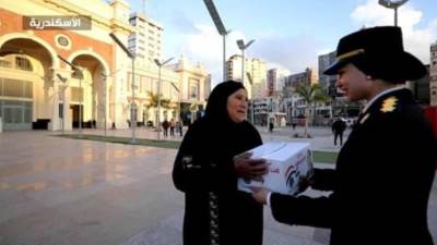 الداخلية توزع عبوات غذائية على الأسر الأكثر احتياجاً بمناسبة شهر رمضان