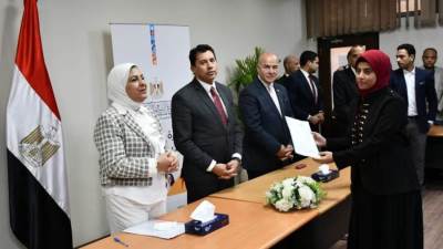 وزير الرياضة يسلم المنح المالية المقدمة من منظمة confejes لتمويل المشروعات الصغيرة للشباب