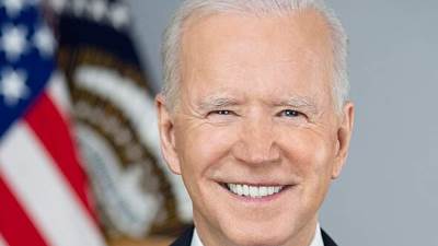 استطلاع رأي: أكثر من نصف البالغين الأمريكيين يشككون في قدرات الرئيس بايدن العقلية