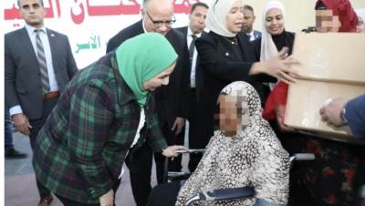 وزيرة التضامن ومحافظ القاهرة يوزعان 3 آلاف كرتونة سلع غذائية بالأسمرات