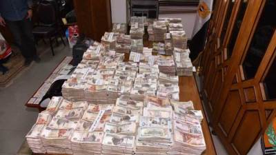 الرقابة الإدارية تضبط تشكيلا عصابيا بالطيران المدنى للإتجار فى النقد الأجنبى