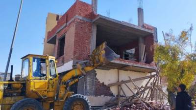 حملات على الإعلانات المخالفة ومخالفات البناء بأسيوط الجديدة والشروق وبرج العرب