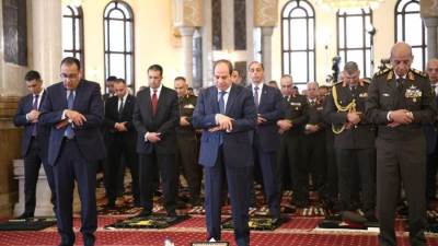 الرئيس السيسي وقادة القوات المسلحة يؤدون صلاة الجمعة بمسجد المشير طنطاوي