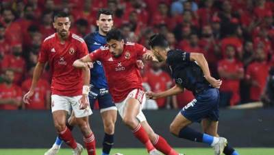 انتهاء الشوط الأول من مباراة الأهلي والزمالك بالتعادل السلبي