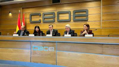 وزير السياحة والآثار يتوجه في زيارة قصيرة للعاصمة الإسبانية مدريد