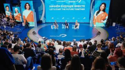 الرئيس بوتين يلتقى شباب العالم ويشيد بالوفد الشبابي المصري