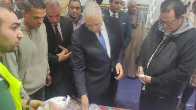 وزير الزراعة يتفقد معرض وزارة الزراعة للسلع الغذائية خير مزارعنا لأهالينا