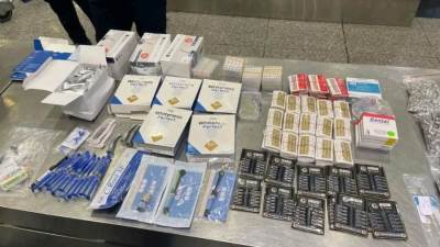 جمارك مطار القاهرة الدولي تضبط 12 محاولة تهريب لكمية من المواد المخدرة والهواتف المحمولة