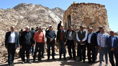 رئيس الوزراء يصعد أعلى تبة هارون ويستمع لوجهة النظر الدينية والأثرية حول جبل التجلي والمنطقة المحيطة