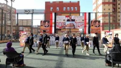 الداخلية توزع عبوات غذائية على الأسر الأولى بالرعاية بمناسبة شهر رمضان المبارك