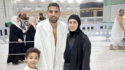 مؤمن زكريا يؤدي مناسك العمرة برفقة زوجته وابنه