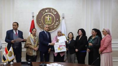 وزير العمل يُسلم شهادات تقدير وجوائز لسيدات تَدربنّ في "مركز الشرابية"على مِهن الخياطة 