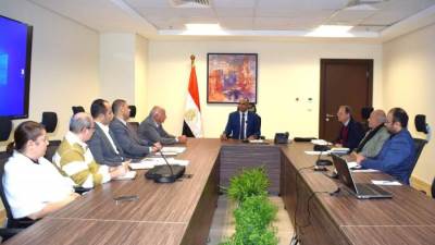 نائب وزير الإسكان لشئون البنية الأساسية يبحث التصنيع المحلي لمختلف أنواع الطلمبات